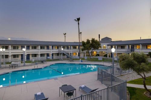 spark by hilton santa nella on i 5