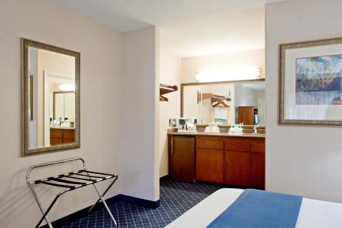 spark by hilton santa nella on i 5