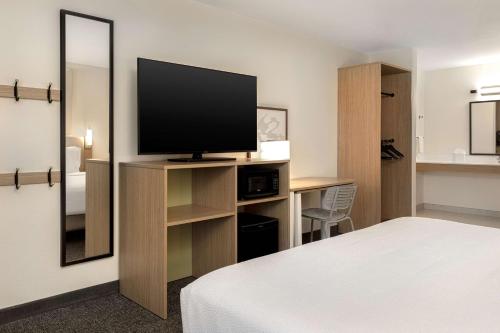 spark by hilton santa nella on i 5