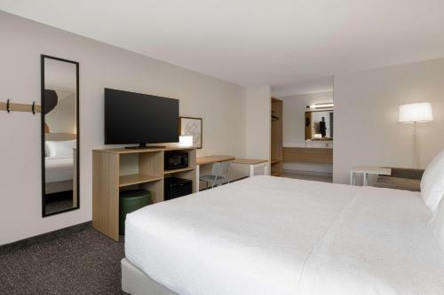 spark by hilton santa nella on i 5