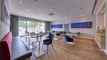 holiday inn express cologne mulheim by ihg