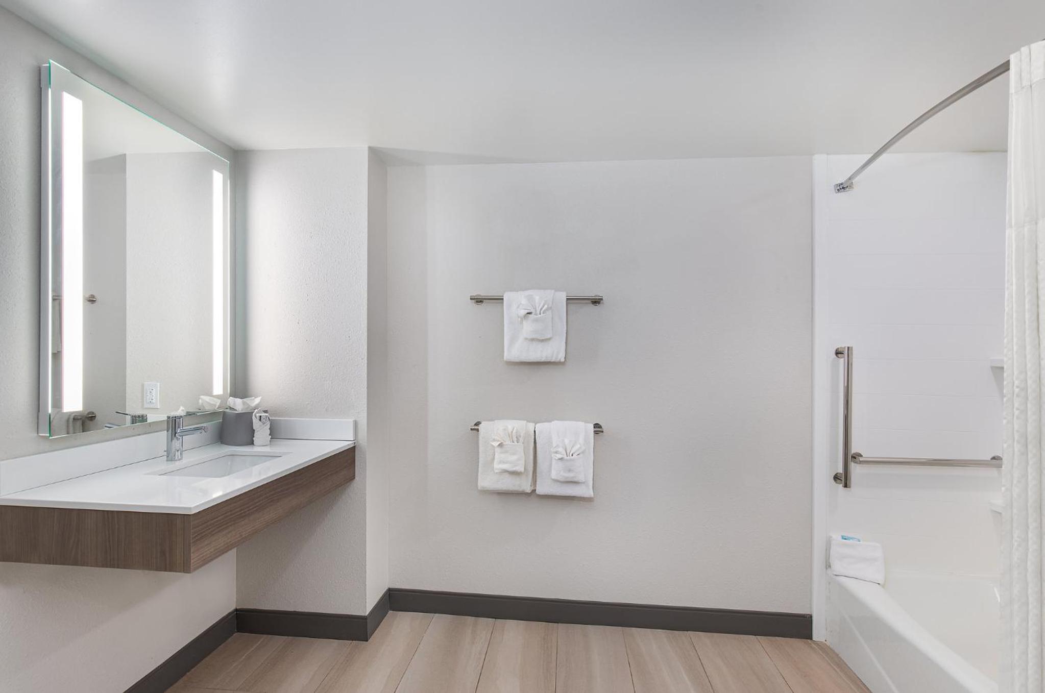 holiday inn express and suites columbus at northla