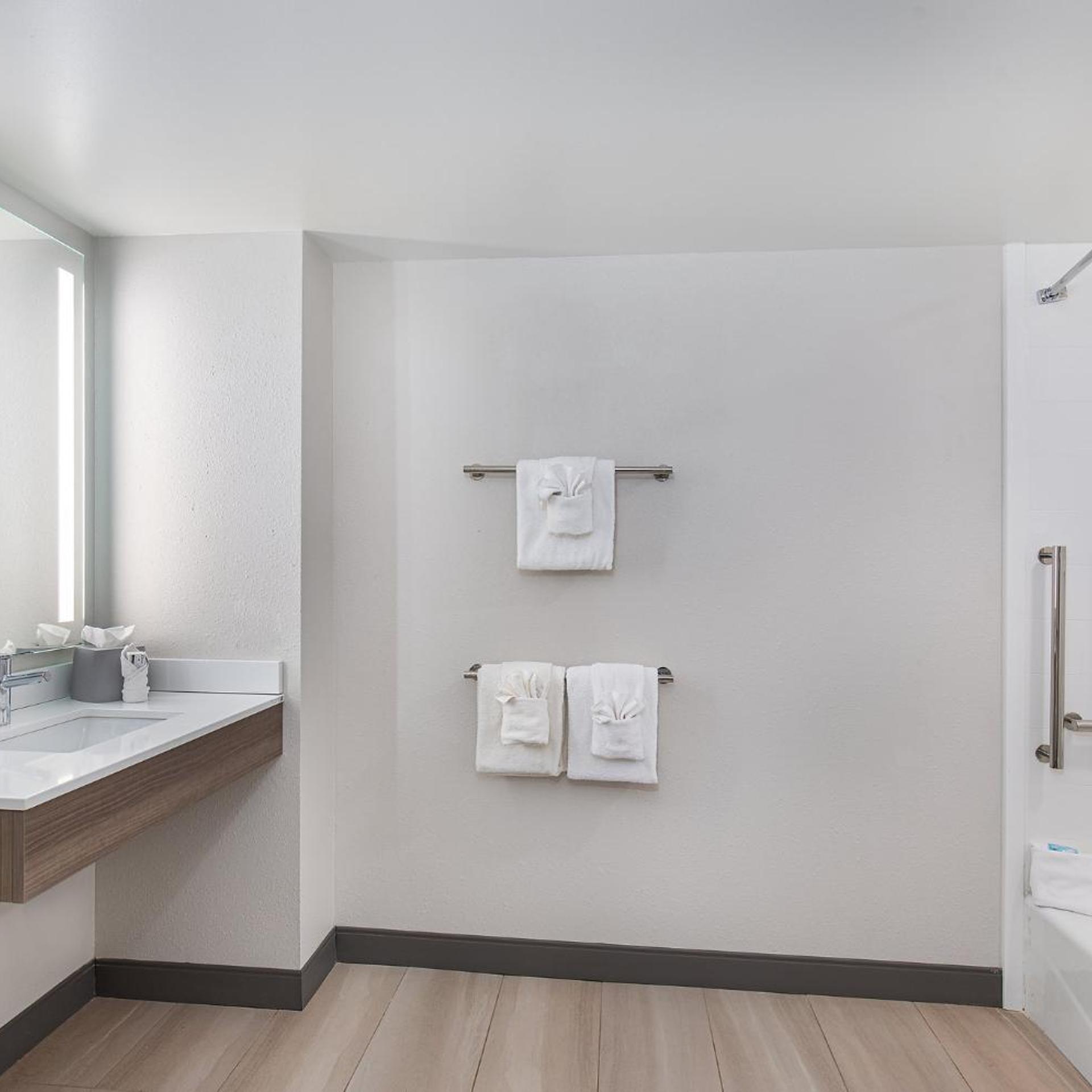 holiday inn express and suites columbus at northla