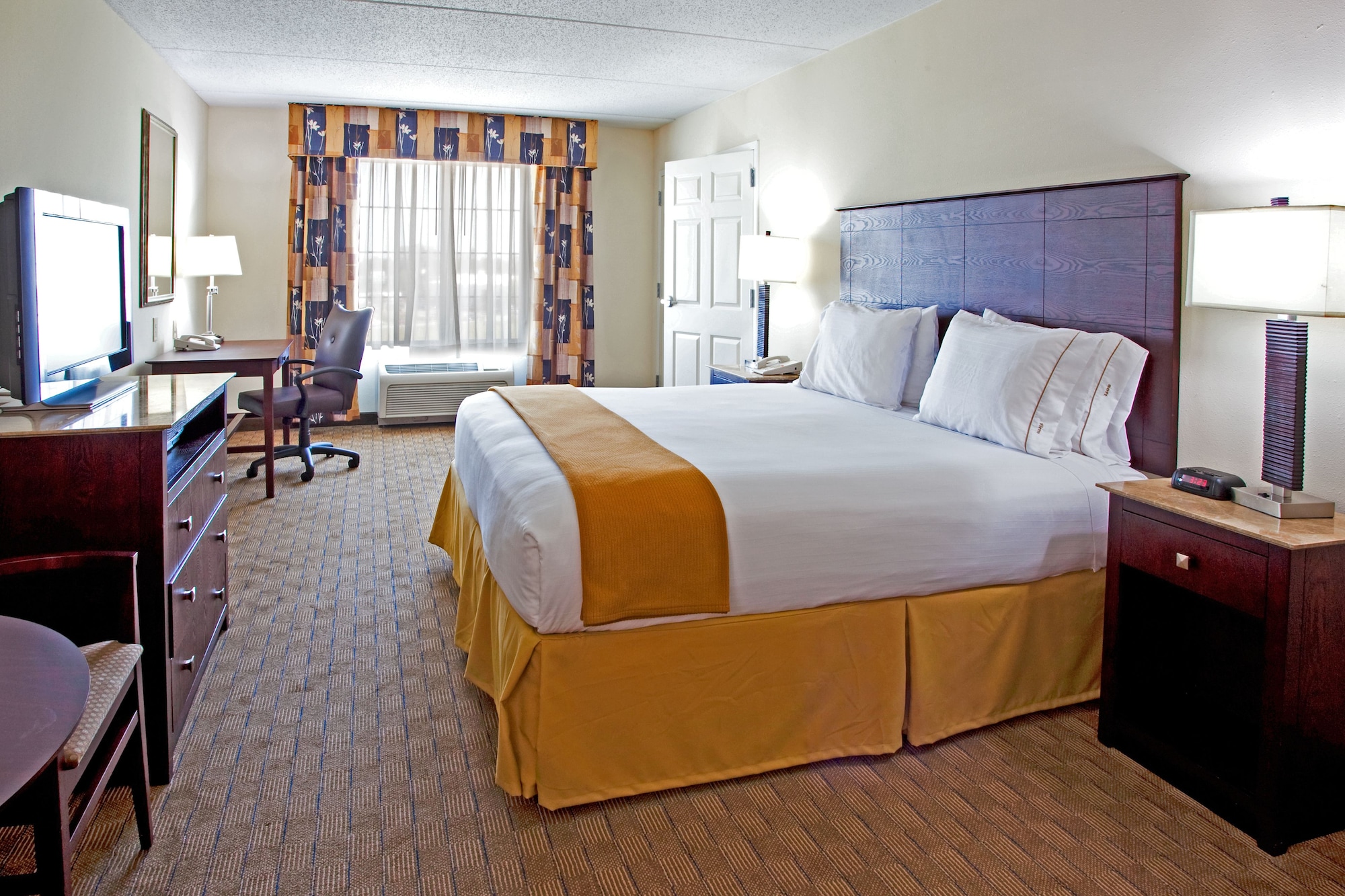 holiday inn express and suites columbus at northla