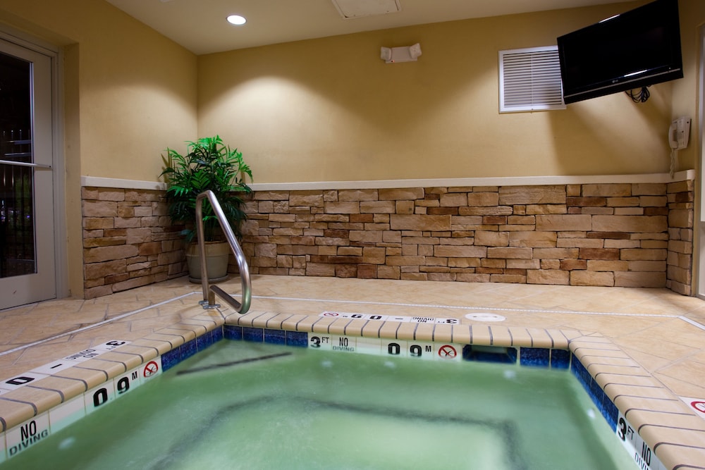 holiday inn express and suites columbus at northla