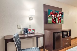 red roof inn plus and suites atlanta airport south