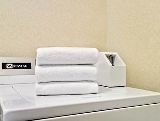 red roof inn plus and suites atlanta airport south