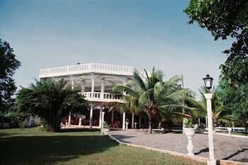 hotel lagoon paradise