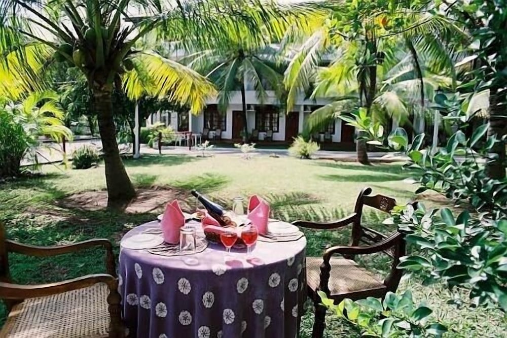 hotel lagoon paradise