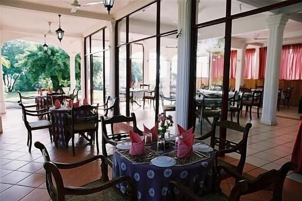 hotel lagoon paradise