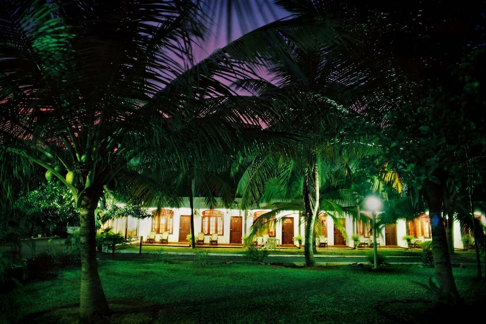 hotel lagoon paradise