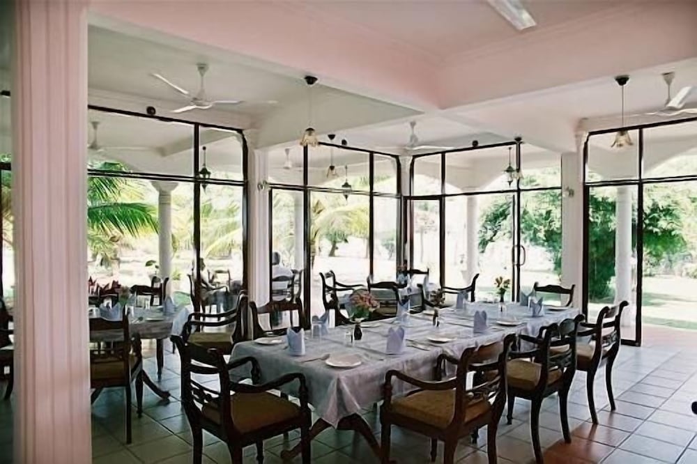 hotel lagoon paradise