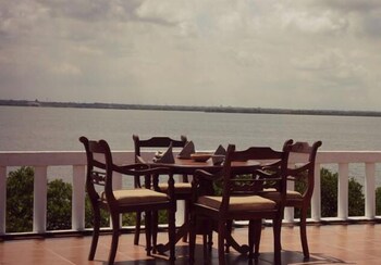 hotel lagoon paradise