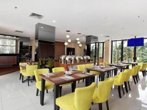 sans hotel the green bekasi
