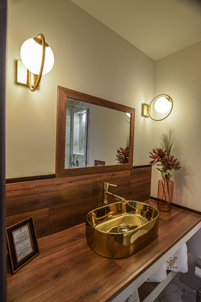 golden suites and spa