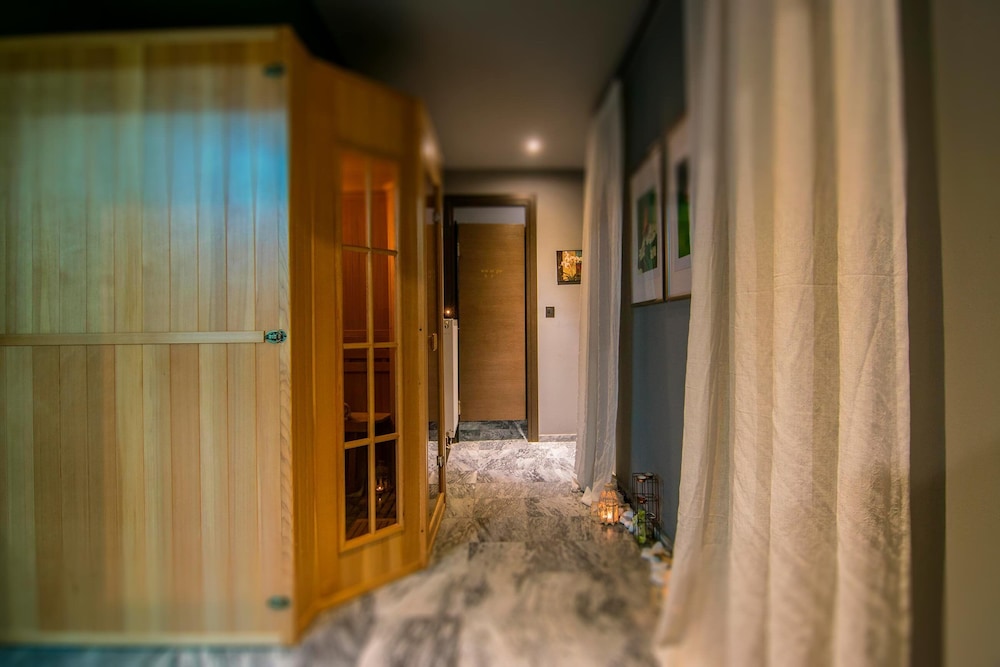 golden suites and spa