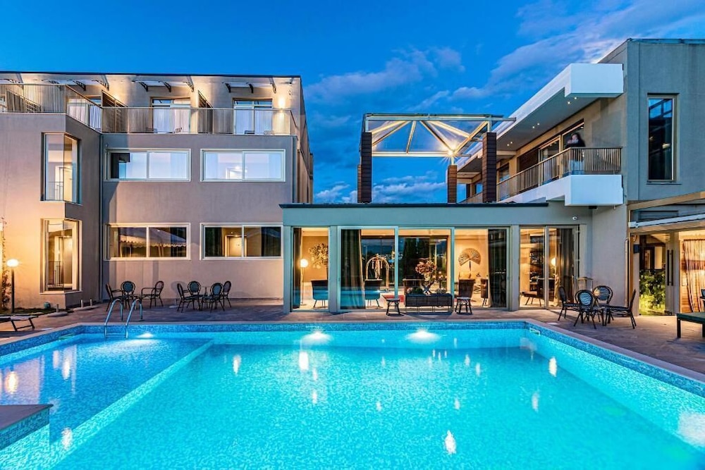 golden suites and spa