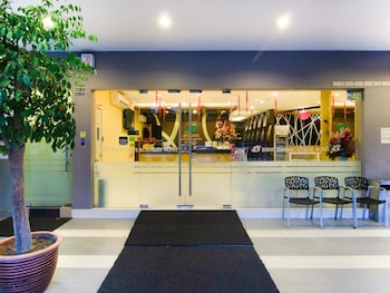 8 days boutique hotel mount austin jb