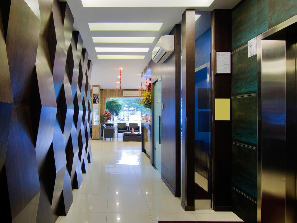 8 days boutique hotel mount austin jb