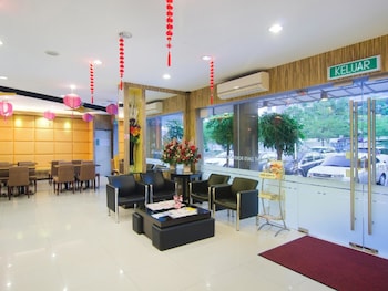8 days boutique hotel mount austin jb