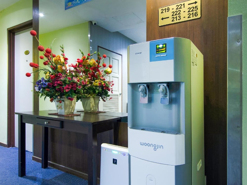8 days boutique hotel mount austin jb