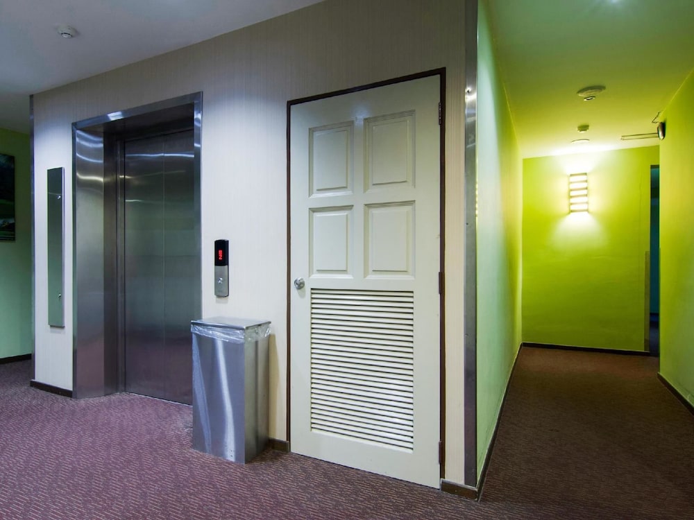 8 days boutique hotel mount austin jb
