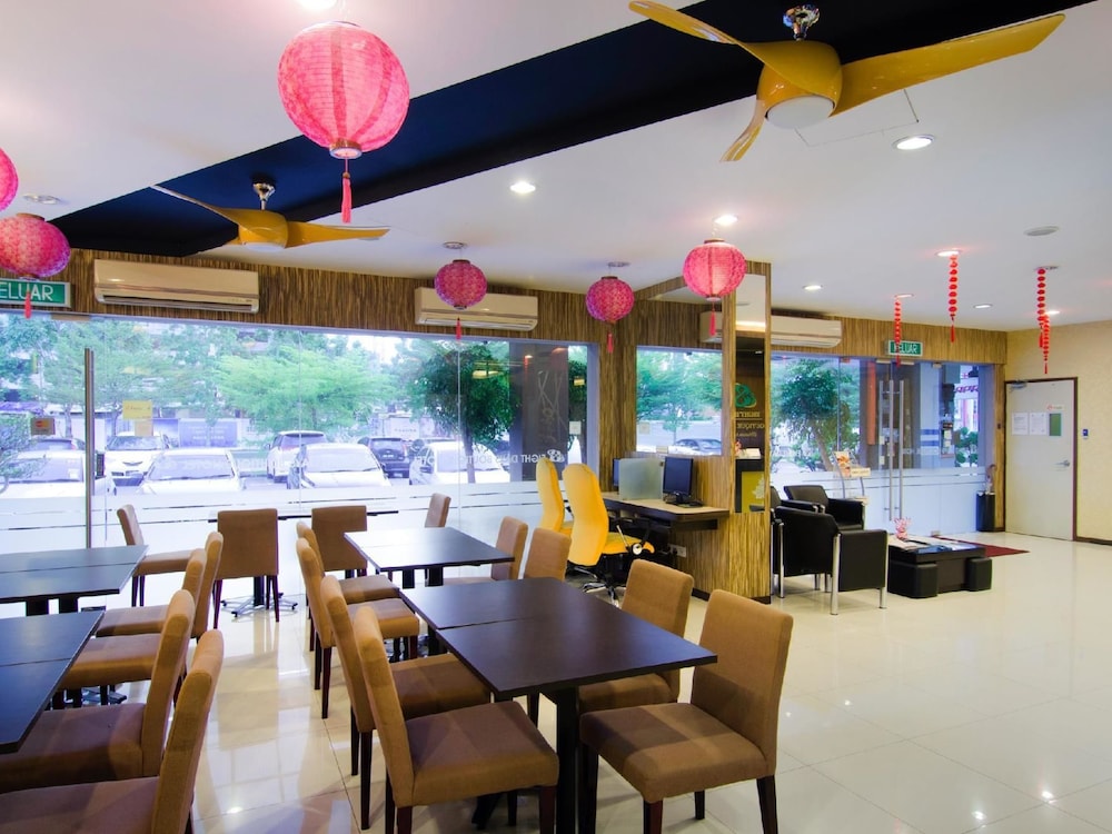 8 days boutique hotel mount austin jb