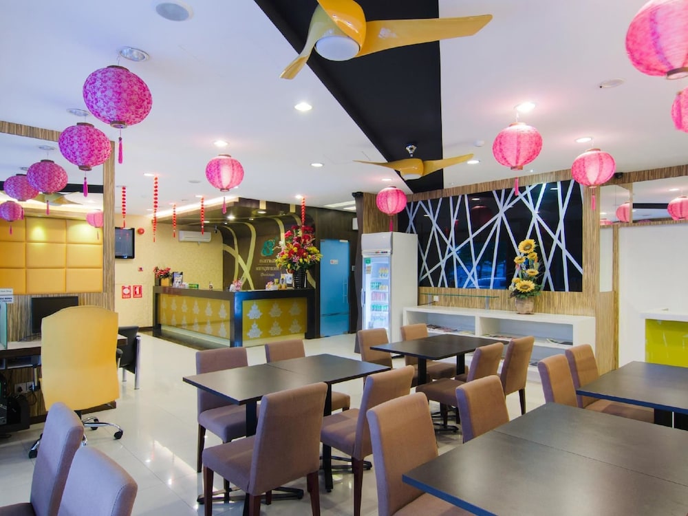 8 days boutique hotel mount austin jb