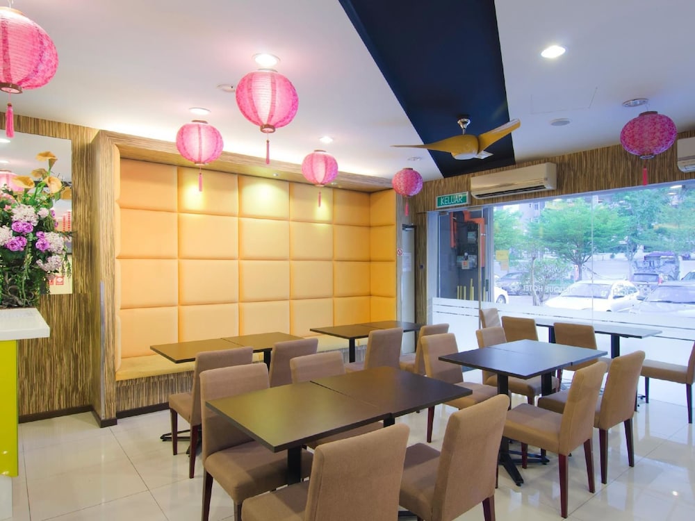 8 days boutique hotel mount austin jb