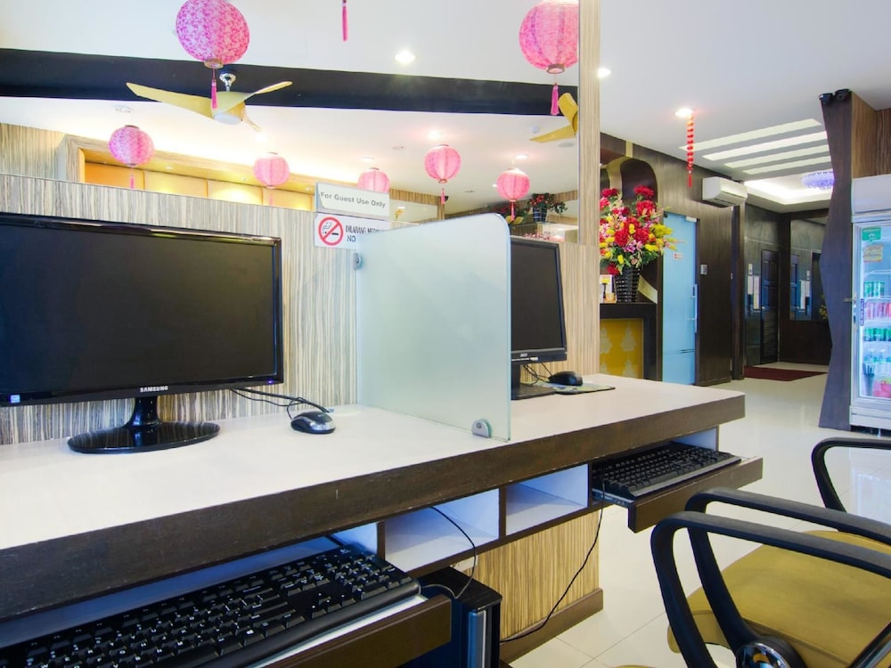 8 days boutique hotel mount austin jb
