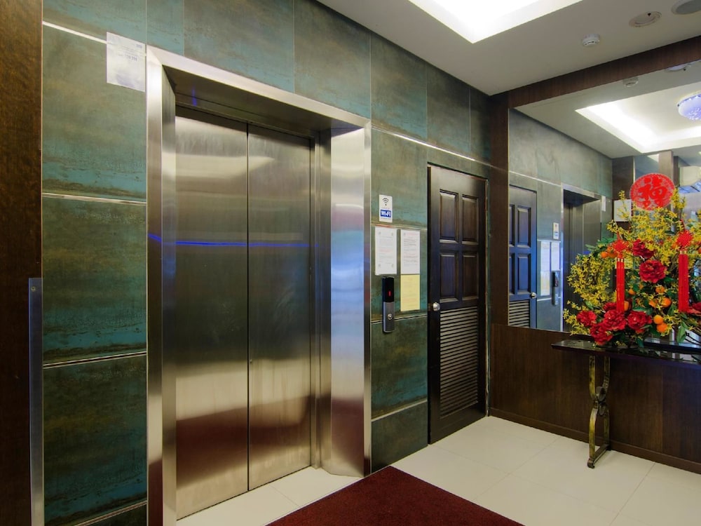 8 days boutique hotel mount austin jb