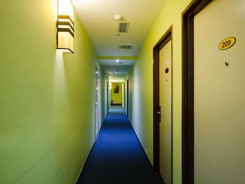 8 days boutique hotel mount austin jb