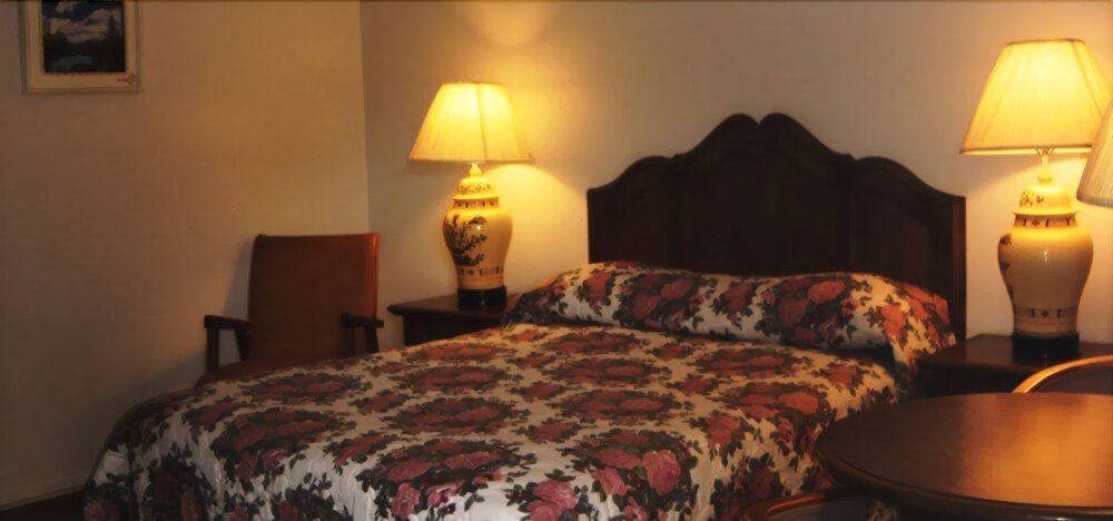 Tumbleweed Motel,1221 Quartz Road, Cache Creek,2 star