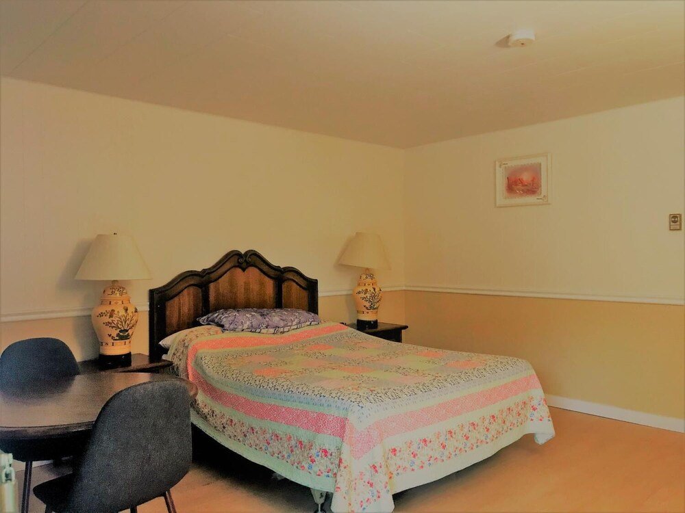 Tumbleweed Motel,1221 Quartz Road, Cache Creek,2 star