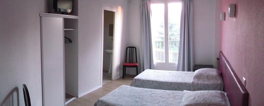 Le Clos Fleuri,In Bourg-De-Thizy,2 star