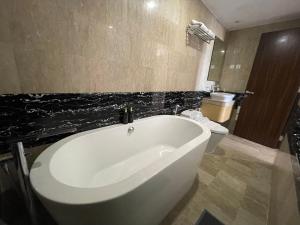 travellers hotel phinisi