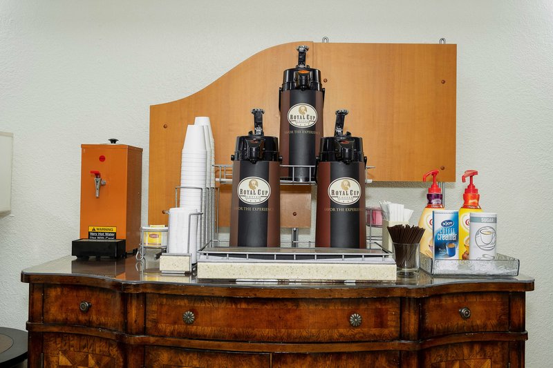 red roof inn and suites macon