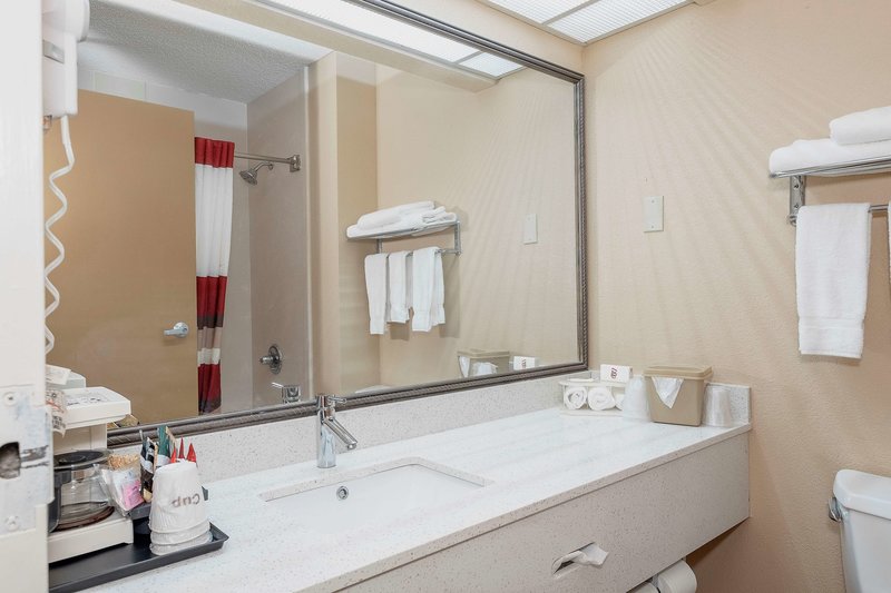 red roof inn and suites macon