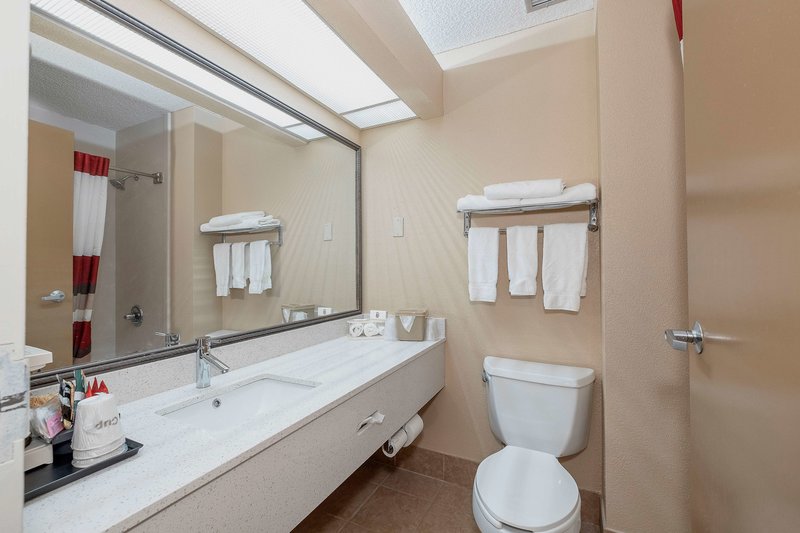 red roof inn and suites macon