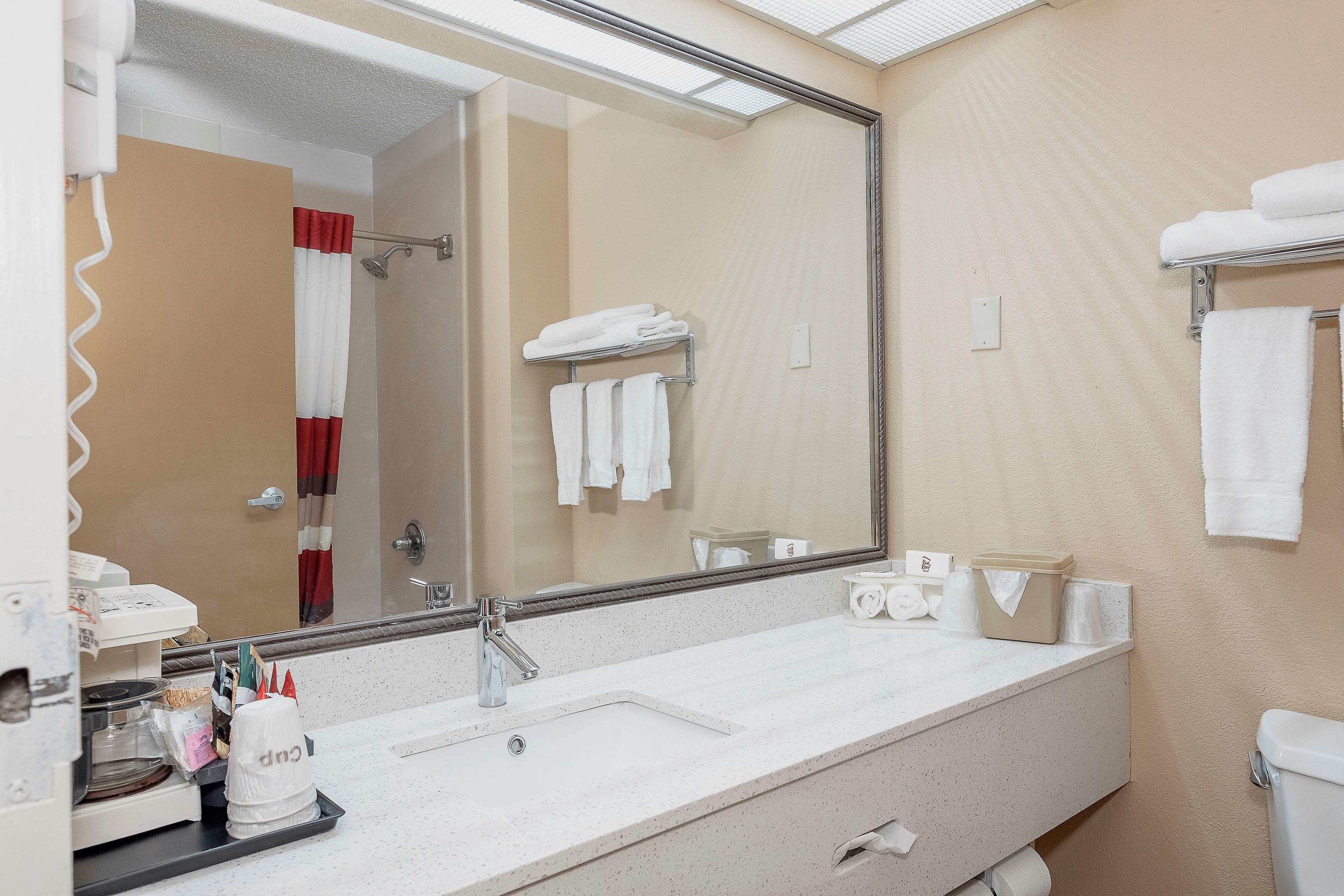 red roof inn and suites macon