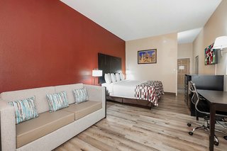 red roof inn and suites macon