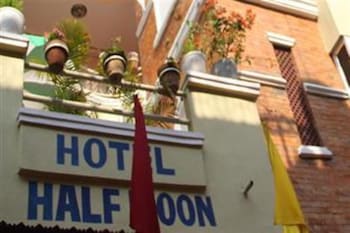 hotel half moon