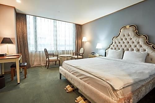 queen vell hotel and wedding