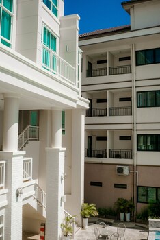 de hug hotel and residence