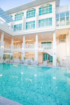 de hug hotel and residence