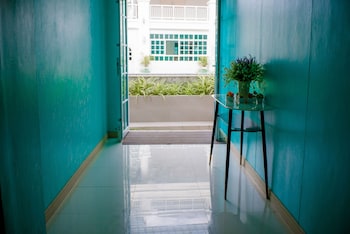de hug hotel and residence