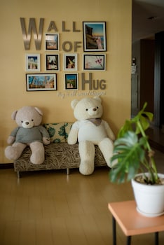 de hug hotel and residence