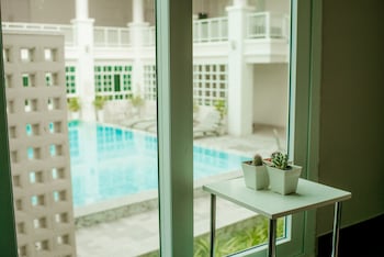 de hug hotel and residence