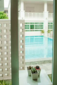 de hug hotel and residence