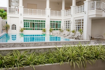 de hug hotel and residence